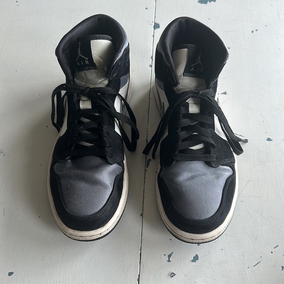 grey, black, and white air jordan’s - Picture 3 of 11